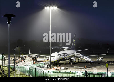 Cork, Irlanda. 26 Agosto, 2017. Ryanair Boeing 737 sul supporto essendo rifornito presso l'Aeroporto di Cork per un volo la mattina presto per Londra Stansted Foto Stock