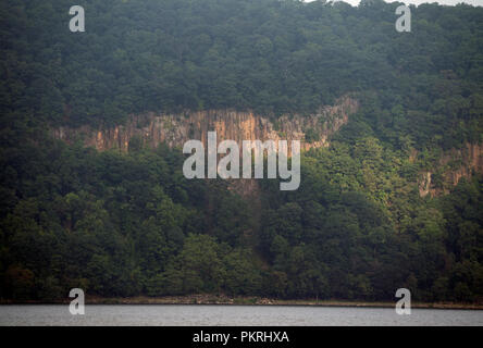 Il Palisades sulla riva occidentale del fiume Hudson nei pressi di Nyack, New York. Essi sono stati formati circa 200 milioni di anni fa alla fine del Triassico. Foto Stock