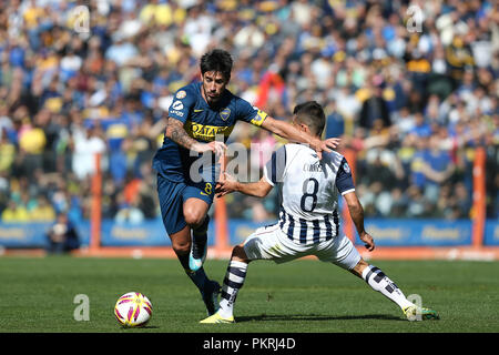 BUENOS AIRES, Argentina - Agosto 2018: Pablo Perez (Boca) passando la difesa Talleres Foto Stock