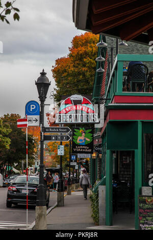 BAR Harbor, Maine, Stati Uniti d'America - OTTOBRE, 13, 2016: Bar Harbor downtown durante la stagione autunnale, Main Street view e il lato a piedi. Foto Stock