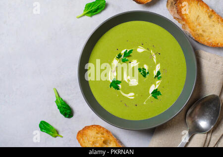 Zuppa di spinaci in una ciotola, vista dall'alto, cibo vegetariano Foto Stock