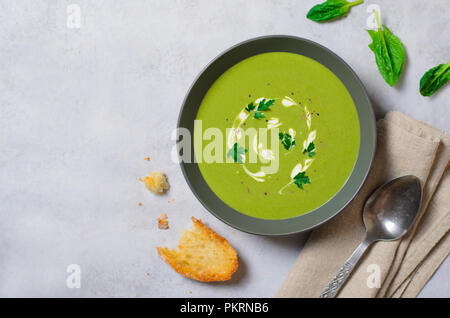 Zuppa di spinaci in una ciotola, vista dall'alto, cibo vegetariano Foto Stock
