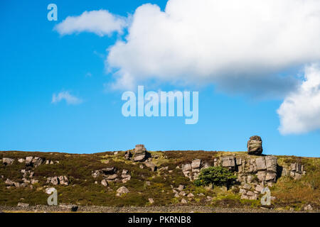 Gritstone affioramento e cielo blu a Gradbach in Staffordshire Moorlands area del Parco Nazionale di Peak District Foto Stock