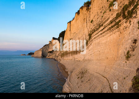 Tramonto a Loggas beach a Corfu Grecia. Foto Stock