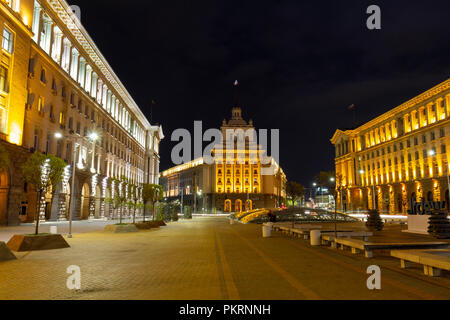 Vista generale di pl. Nezavisimost con l ex partito comunista House, parte del Largo di notte a Sofia, Bulgaria. Foto Stock