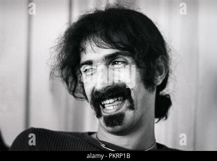 Amsterdam, Paesi Bassi - 17 settembre: Frank Zappa poste durante un'intervista ad Amsterdam, nei Paesi Bassi il 17 settembre 1972 (foto di Gijsbert Hanekroot) Foto Stock