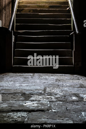 Immagine interno da una cantina medievale con pavimento in pietra e scale Foto Stock