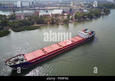 Nave cargo navigando sul fiume Foto Stock