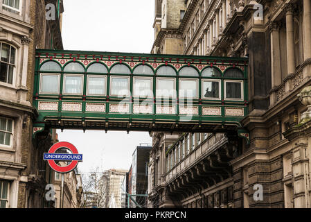 Decorate in corridoio unendo due vecchi edifici classici e una tipica stazione della metropolitana segno con la parola in metropolitana in London, England, Regno Unito Foto Stock