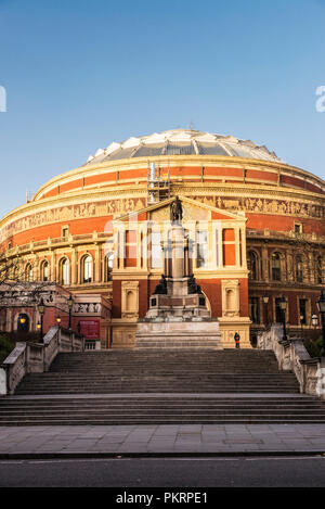 Facciata di un Royal Albert Hall, il vecchio edificio classico con persone intorno a Londra, Inghilterra, Regno Unito Foto Stock