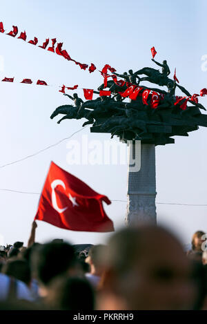 Izmir, Turchia - 9 settembre 2018. Struttura repubblicana scultura e persone con air show e affollate di persone con bandiere turche. Foto Stock