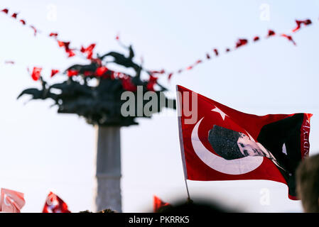 Izmir, Turchia - 9 settembre 2018. Struttura repubblicana scultura e persone con air show e affollate di persone con bandiere turche. Foto Stock