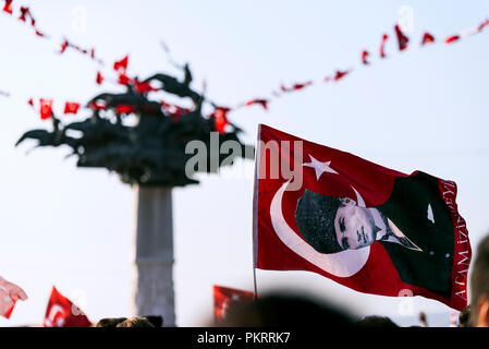 Izmir, Turchia - 9 settembre 2018. Struttura repubblicana scultura e persone con air show e affollate di persone con bandiere turche. Foto Stock