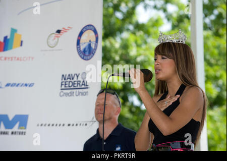 Miss America Caressa Cameron canta l'inno nazionale presso la mens campo pro presso la Air Force cycling classic il 13 maggio 2010, in Arlington, Virginia Foto Stock