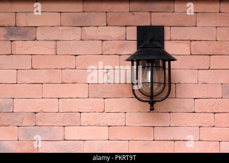 Foto della lampada da parete sul muro di mattoni Foto Stock