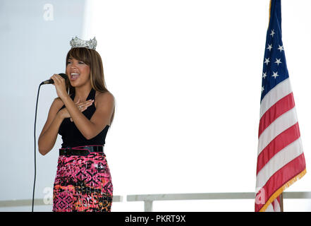 Miss America Caressa Cameron canta l'inno nazionale presso la mens campo pro presso la Air Force cycling classic il 13 maggio 2010, in Arlington, Virginia Foto Stock