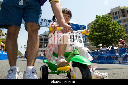 La kids race presso la Air Force cycling classic Clarendon Cup il 12 maggio 2010, in Arlington, Virginia. Foto Stock