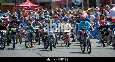 La kids race presso la Air Force cycling classic Clarendon Cup il 12 maggio 2010, in Arlington, Virginia. Foto Stock