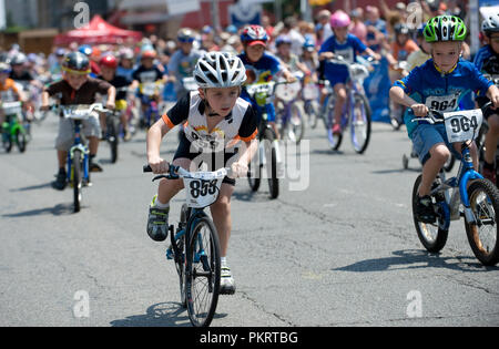 La kids race presso la Air Force cycling classic Clarendon Cup il 12 maggio 2010, in Arlington, Virginia. Foto Stock