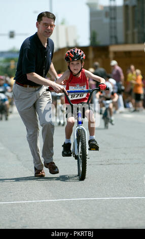 La kids race presso la Air Force cycling classic Clarendon Cup il 12 maggio 2010, in Arlington, Virginia. Foto Stock