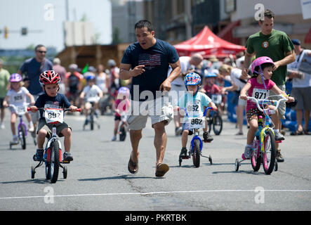 La kids race presso la Air Force cycling classic Clarendon Cup il 12 maggio 2010, in Arlington, Virginia. Foto Stock