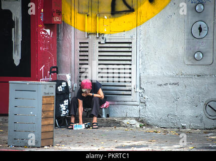 Povera donna a Tel Aviv, Israele - 2 Foto Stock