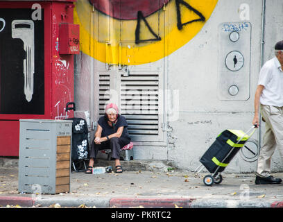 Povera donna a Tel Aviv, Israele - 3 Foto Stock