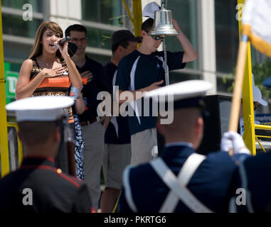 Miss America Caressa Cameron canta l'inno nazionale presso la Air Force cycling classic Clarendon Cup il 12 maggio 2010, in Arlington, Virginia. Foto Stock