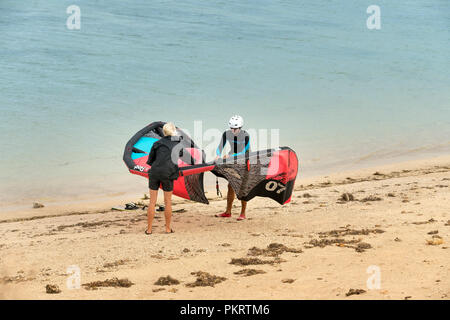 I turisti sono appassionato di Kitesurf sport con i loro aquiloni sulla spiaggia a Ninh Chu Foto Stock