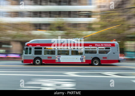 San Francisco nuovo carrello elettrico bus su Market Street, California, Stati Uniti Foto Stock