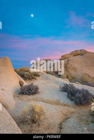 Tramonto su rocce di grandi dimensioni a Joshua Tree National Park, California, Stati Uniti d'America Foto Stock
