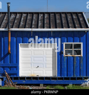Colorata blu royal capannone e garage su Moore's Drive in San Antonio, Terranova Foto Stock