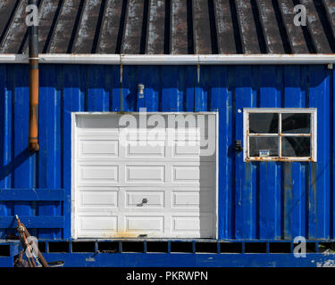Colorata blu royal capannone e garage su Moore's Drive in San Antonio, Terranova Foto Stock
