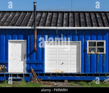 Colorata blu royal capannone e garage su Moore's Drive in San Antonio, Terranova Foto Stock