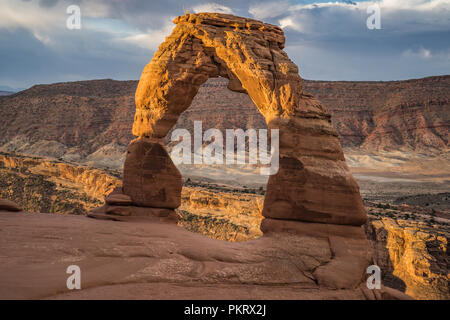 Delicate Arch in Utah Arches National Park. N. persone in foto. Prese a sunrise Foto Stock