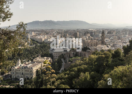 Paesaggio urbano vista aerea di Malaga, Spagna. La Cattedrale di Malaga è una chiesa rinascimentale nella città di Malaga in Andalusia in Spagna meridionale durante su Foto Stock