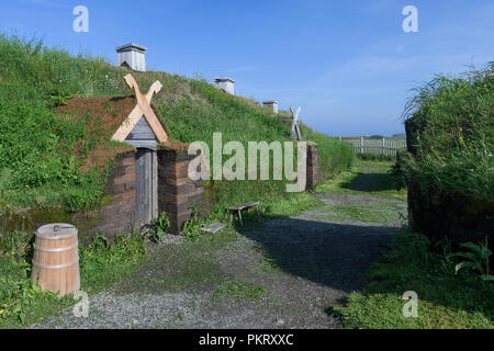 Edifici ricostruiti in corrispondenza di un sito archeologico sulla punta più settentrionale dell'isola di Terranova in L'Anse aux Meadows, Terranova Foto Stock