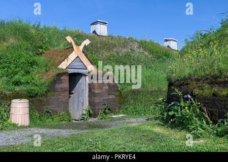 Edifici ricostruiti in corrispondenza di un sito archeologico sulla punta più settentrionale dell'isola di Terranova in L'Anse aux Meadows, Terranova Foto Stock