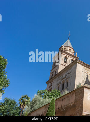 Chiesa di S. Maria dell'Alhambra (Chiesa di Santa Maria de la Alhambra) all'Alhambra Palace complesso in Granada, Andalusia, Spagna, Europa su un luminoso Foto Stock