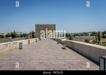 La torre di Calahorra,Torre de la Calahorra una porta fortificata nel centro storico di Córdoba, Spagna di origine islamica Foto Stock