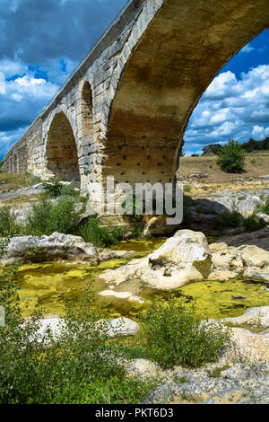 Il ponte romano di Pont Julien, risalente al 3 A.C. nei pressi del villaggio di Bonnieux oltre il Fiume Calavon in Provenza, Francia Foto Stock