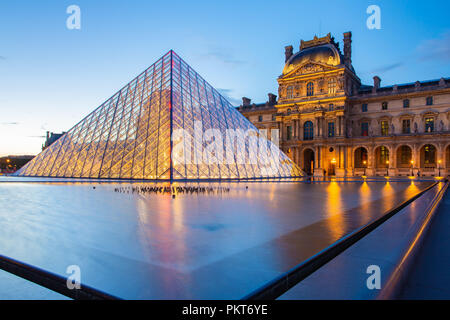 Parigi, Francia - 13 Maggio 2014: il museo del Louvre di notte punto di riferimento nella città di Parigi, Francia. Foto Stock
