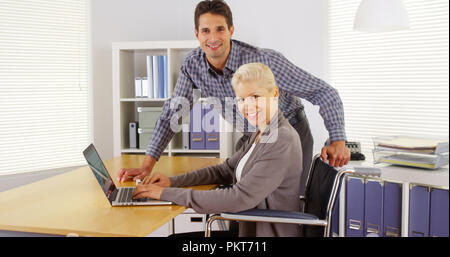 Felice businessteam lavora in ufficio Foto Stock