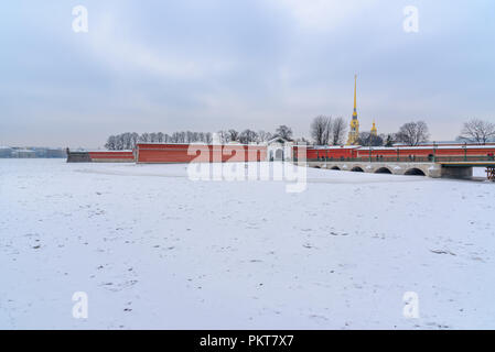 Ponte Ioannovsky e bastione della Fortezza di Pietro e Paolo in inverno a San Pietroburgo. La Russia Foto Stock