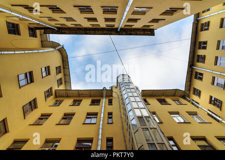 Courtyard-e. La vista dal basso verso l'alto a San Pietroburgo, Russia Foto Stock