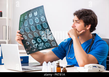 Maschio di medico radiologo con raggi x può immagine Foto Stock