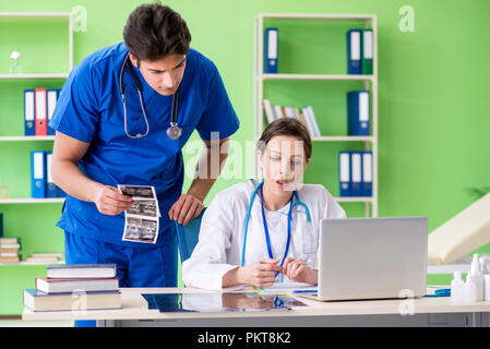 Donna e uomo ginecologi discutere caso medico presso la clinica Foto Stock