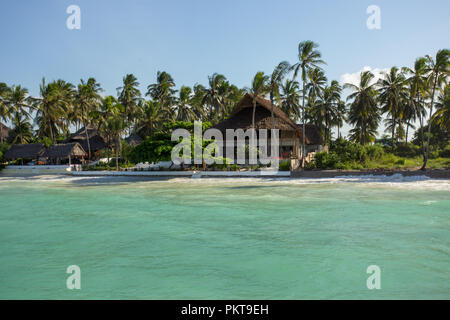 Zanzibar è un isola collegata alla Tanzania nell'Oceano Indiano. Un'isola del cielo con il mare turchese, vegetazione, pescatori e natura unica. Foto Stock