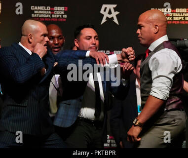 Settembre 14, 2018 - Las Vegas, Nevada, Stati Uniti - Oscar De La Hoya tenta di mantenere il pease tra (L-R), Chuck Liddell e Tito Ortiz durante il pressore e peso in a Las Vegas. (Credito Immagine: © Gene Blevins/ZUMA filo) Foto Stock