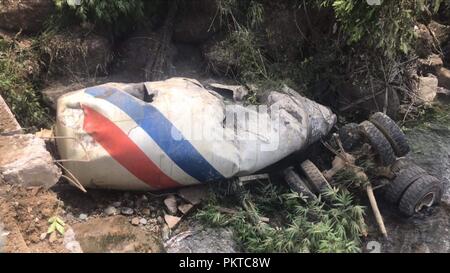 Hanoi. Xv Sep, 2018. Foto scattata il 7 settembre 15, 2018 mostra il sito di un incidente stradale in Vietnam di Lai Chau provincia. Un camion si è schiantato in un inter-provinciale pullman nel Vietnam del nord di Lai montuoso Chau provincia su Sabato, uccidendo 12 persone e il ferimento di altri tre, la polizia provinciale ha detto. Credito: VNA/Xinhua/Alamy Live News Foto Stock